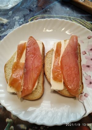 Тости з сьомгою та вершковим сиром