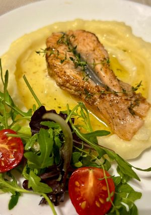 Форель смажена з картопляним пюре