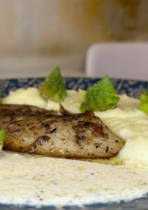 Тілапія з вершковим соусом та капустою Романеско