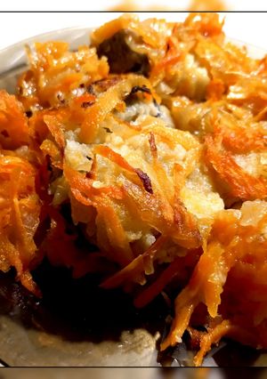 Хек в духовці з цибулею та морквою