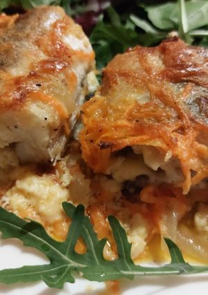 Хек в духовці в сметанно-сирному соусі