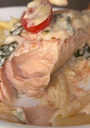 Філе лосося у вершковому соусі із макаронами