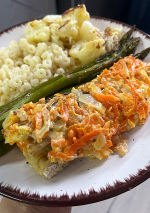 Хек в духовці з цибулею і морквою