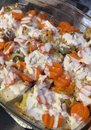 Хек в духовці з цибулею й морквою