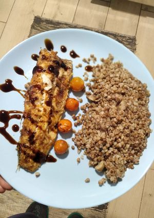 Хек запечений з помідорами черрі, спеціями і соусом 