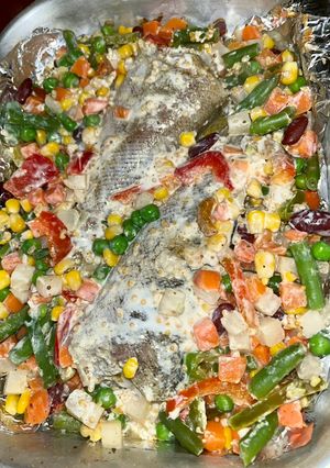 Хек з овочами запечений в духовці