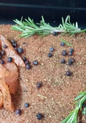 Червона риба з ялівцем