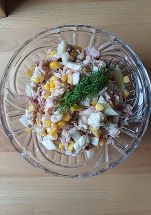 Хрумкий салат з тунцем