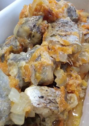 Хек с луком и морковью в духовке