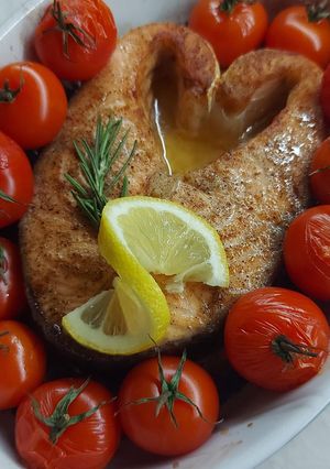 Червона риба запечена з томатами