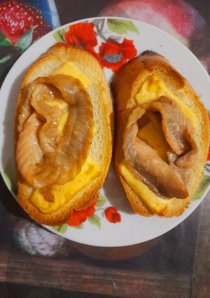 Хрусткі канапки з сиром та лососем