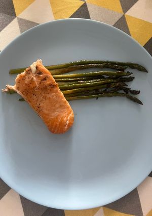 Червона риба зі спаржею