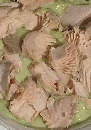 Червона риба з авокадо, вершками та кропом