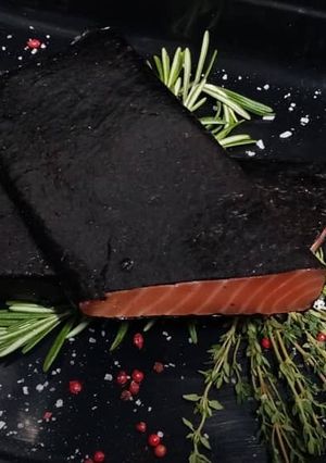 Червона риба в норі