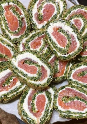 Шпинатний рулет зі слабосоленим лососем