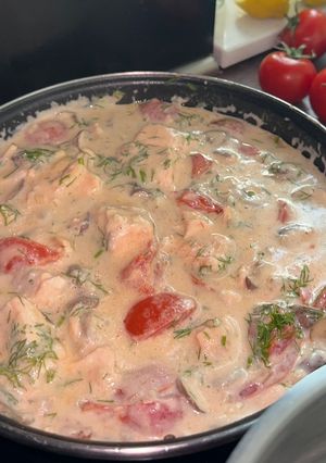 Червона риба у грибному соусі