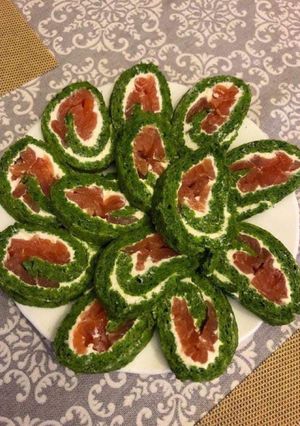 Шпинатний рулет з рибкою