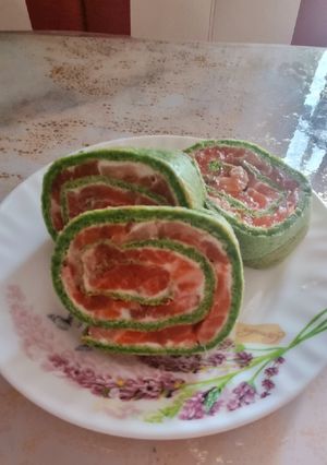 Шпинатний рулет з лососем