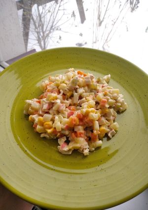 А-ля пісний олів'є з крабовими паличками, кукурудзою, квашеними огірками і майонезом на аквафарбі