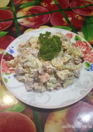 Олів'є з копченою ковбасою