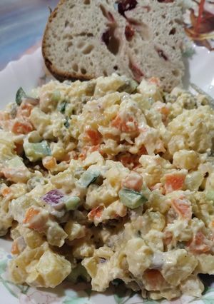 Пісний олів'є з тигровими креветками і свіжим огірком