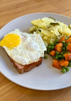 Смачний обід з продуктів для олів'є