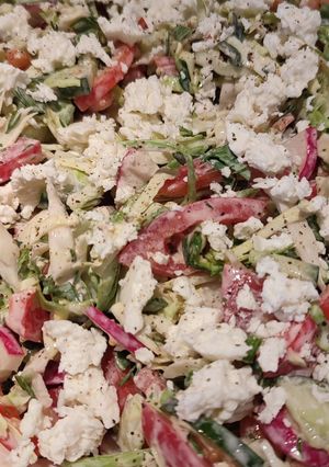 Овочевий салат з бринзою, грецьким йогуртом і унагі