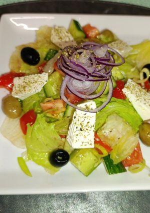 Салат грецький з бринзою