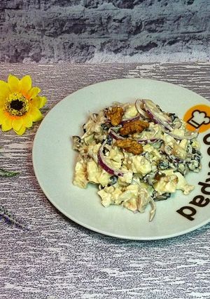 Салат з грецькими горіхами