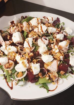 Салат з буряка і фети з грецькими горіхами