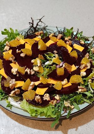 Мікс салат з буряком, апельсинами, сиром чедер та грецькими горіхами