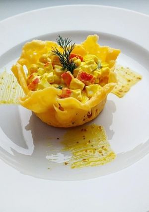 Крабовий салат в сирній корзинці