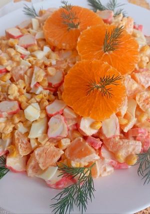 Новорічний салат з крабовими паличками і мандаринами