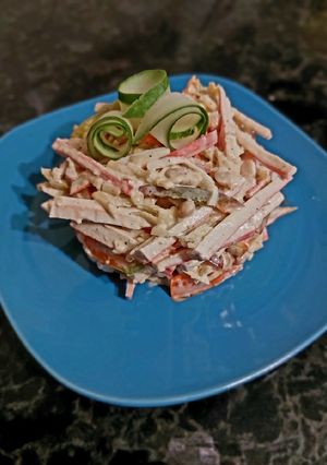 Крабовий салат із помідорами та квасолею