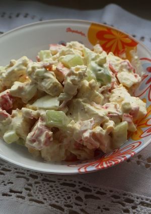 Салат з крабовими паличками та плавленим сирком