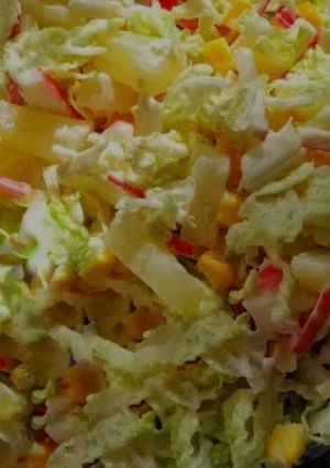 Салат з ананасом і крабовими паличками