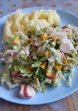 Салат "Фаворит осені" з крабовими паличками, пекінською капустою і соусом Теріякі