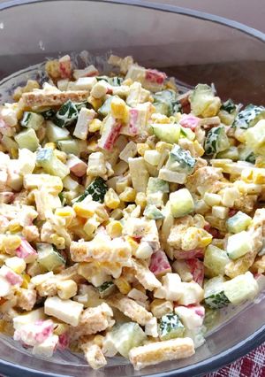 Салат з крабовими паличками і огірком