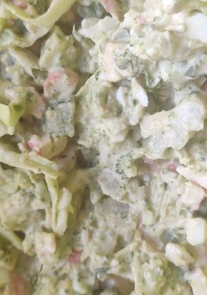 Салат з крабовими паличками, броколі та молодою капустою