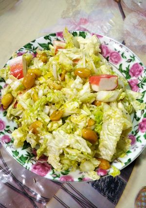 Салат з горіхами (арахіс) і пекінською капустою