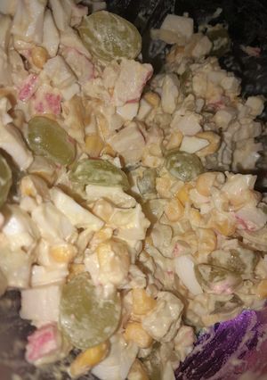 Салат з виноградом та крабовими палочками