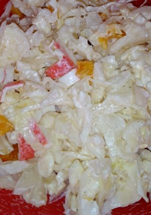 Салат з капусти, крабових паличок та цибулі