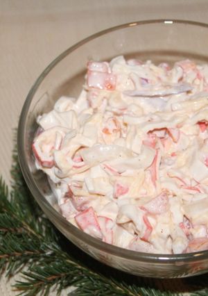 Салат з крабовими паличками, помідорами і сиром