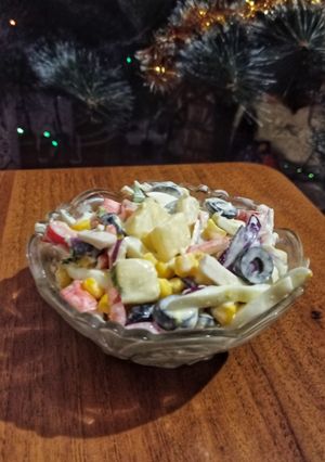 Салат з ананасами, крабовими паличками і маслинами