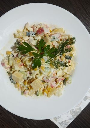 Салат з крабовими паличками, ананасом та твердим сиром