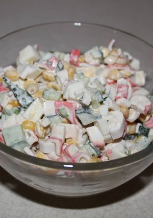 Салат із крабових паличок, огірків і кукурудзи