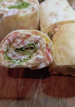 Смачна закуска із яєчних млинців та крабових паличок