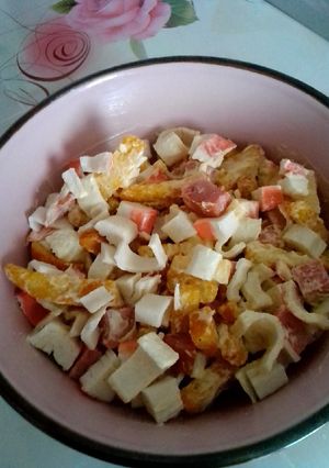 Салат з крабових паличок та сухариків