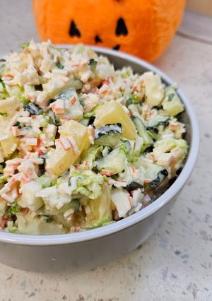 Салат з крабових паличок, ананасів і пекінської капусти