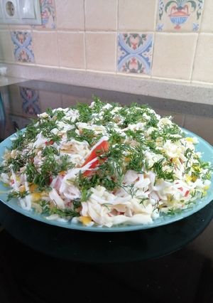 Салат крабовий з помідорами